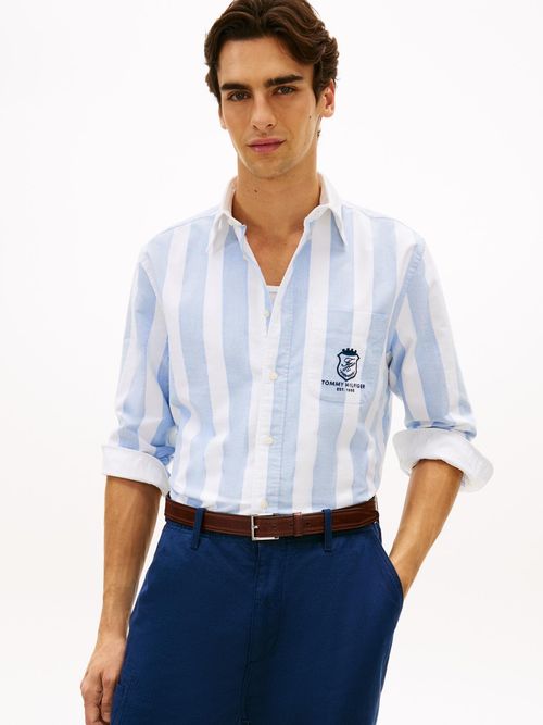 Camisa-Oxford-de-corte-clasico-con-escudo