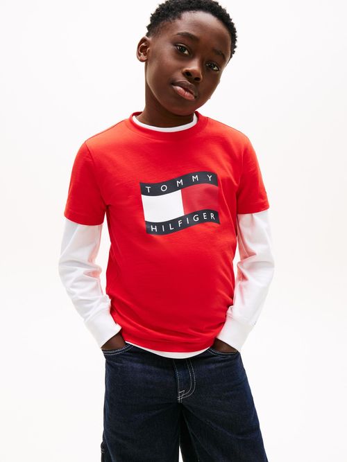 Camiseta-con-logo-estampado-en-el-pecho