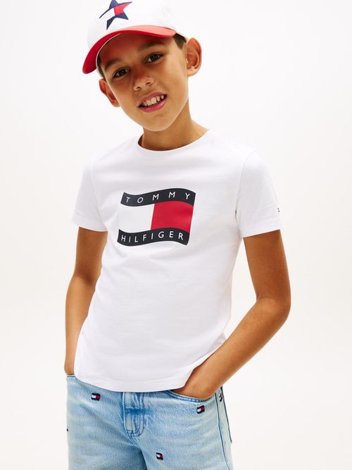 Camiseta-con-logo-estampado-en-el-pecho