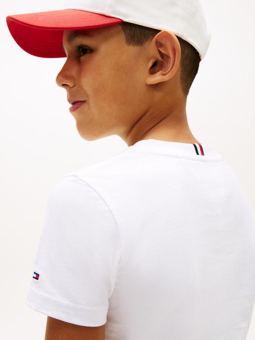 Camiseta-con-logo-estampado-en-el-pecho