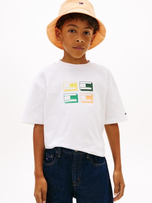 Camiseta-con-logo-grafico-3D