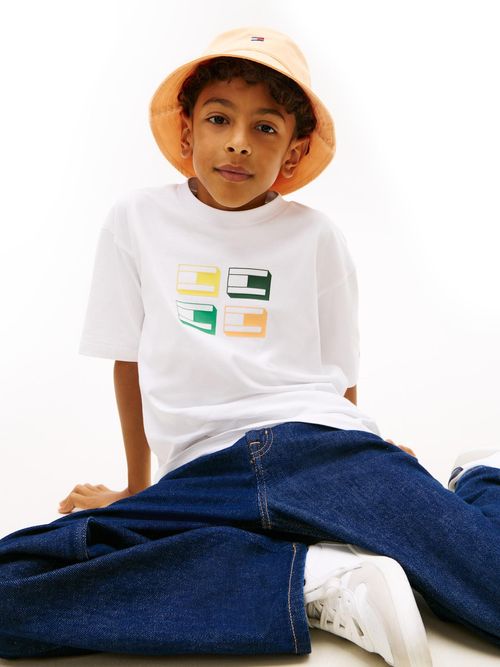 Camiseta-con-logo-grafico-3D