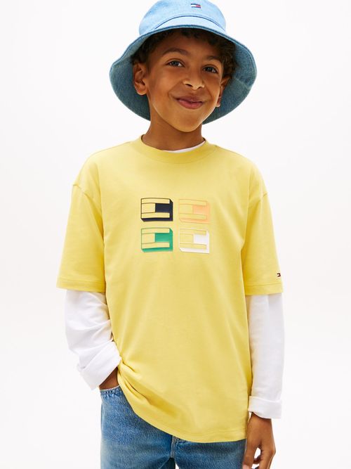 Camiseta-con-logo-grafico-3D