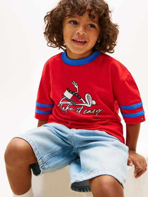 Camiseta-con-logo-grafico-en-el-pecho
