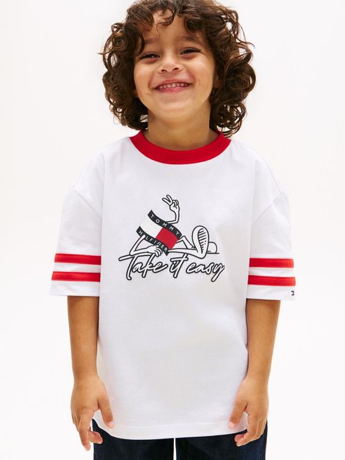Camiseta-con-logo-grafico-en-el-pecho