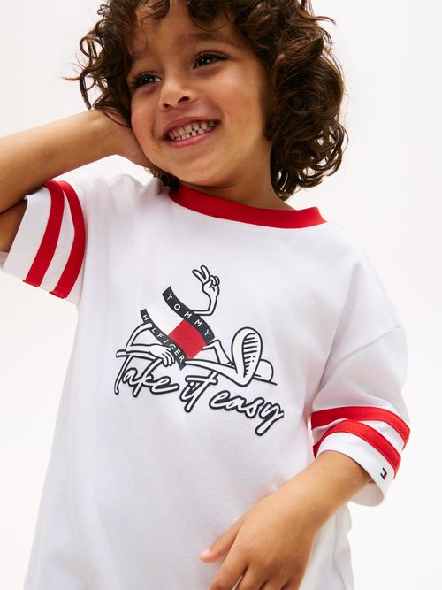 Camiseta-con-logo-grafico-en-el-pecho