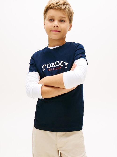 Camiseta-con-logo-monograma-grafico