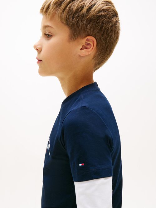Camiseta-con-logo-monograma-grafico