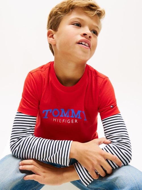 Camiseta-con-logo-monograma-grafico