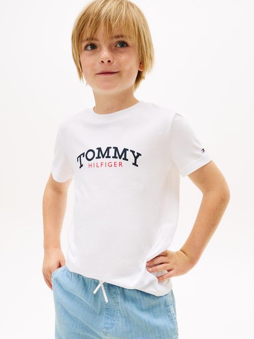 Camiseta-con-logo-monograma-grafico