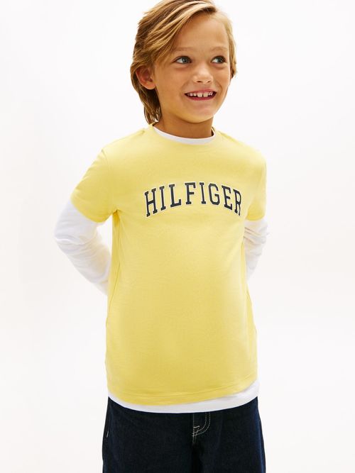Camiseta-de-cuello-redondo-con-logo-varsity