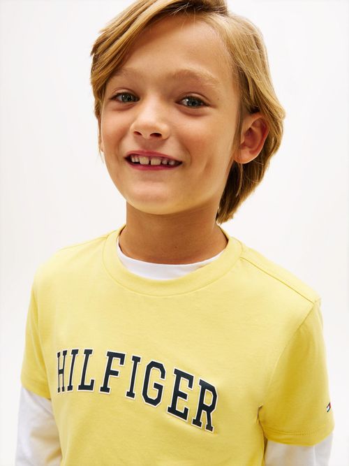 Camiseta-de-cuello-redondo-con-logo-varsity