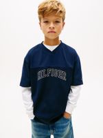 Camiseta-varsity-con-logo-grafico