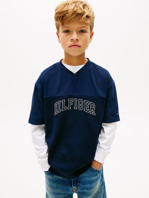 Camiseta-varsity-con-logo-grafico