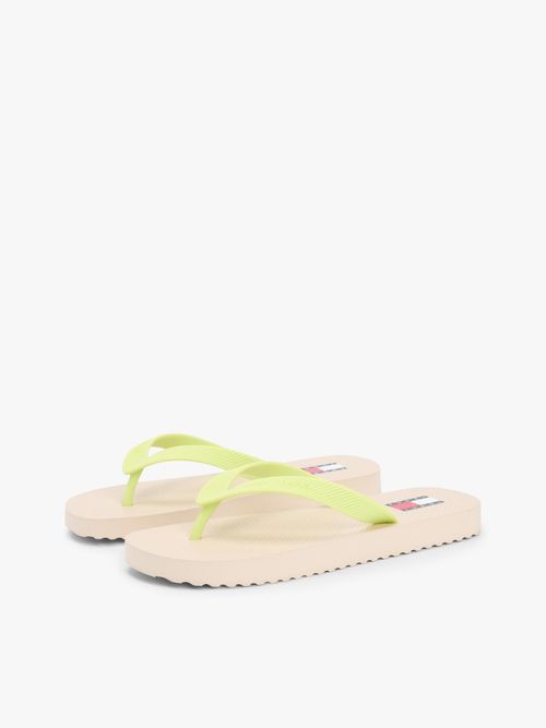 Chancletas-con-logo-en-relieve-y-suela-dentada