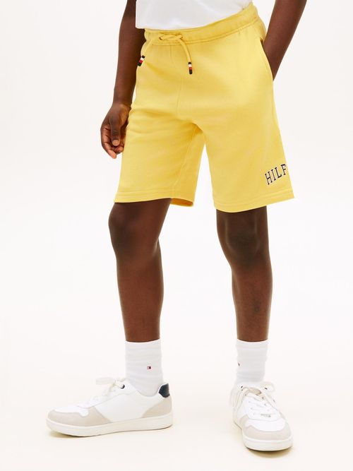 Pantalon-corto-con-logo-varsity