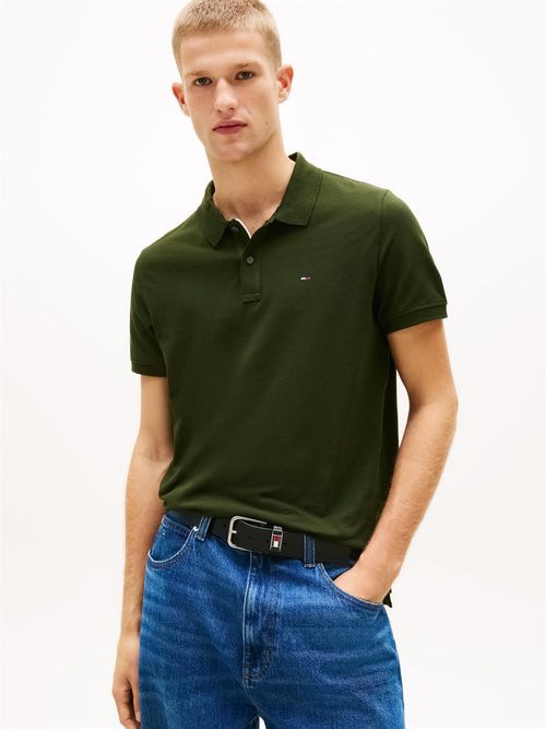 Polo-de-corte-slim-con-parche-con-logo