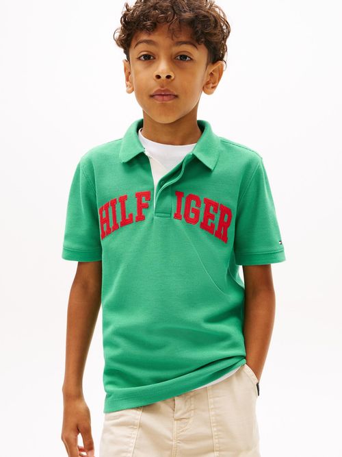 Polo-varsity-con-logo-grafico