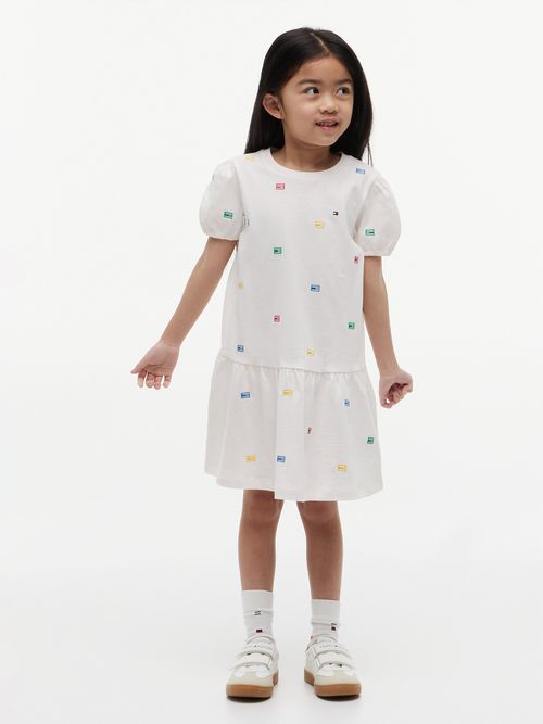 Vestido-amplio-de-corte-evase-con-flores-bordadas